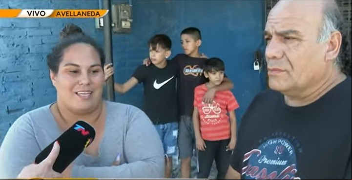 La tía de la beba muerta frente a la Casa Rosada. Foto: Captura TV