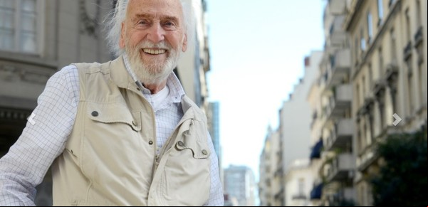 Héctor Alterio: a los 93 años, un regreso a Buenos Aires con despedida de los escenarios