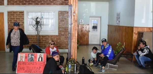 Por salarios, policías de Río Negro acampan en Bariloche y sus familiares se encadenaron a comisarías
