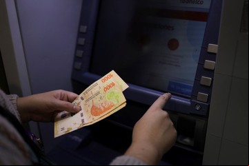 Retirar dinero del cajero fuera del horario bancario: los 4 riesgos a los que te exponés