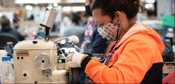La fabricante de las zapatillas Nike y Umbro prevé suspender personal por falta de insumos
