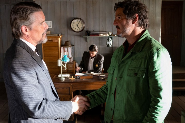 Ethan Hawke y Pedro Pascal en el corto "Strange Way of Life", de Pedro Almodóvar.