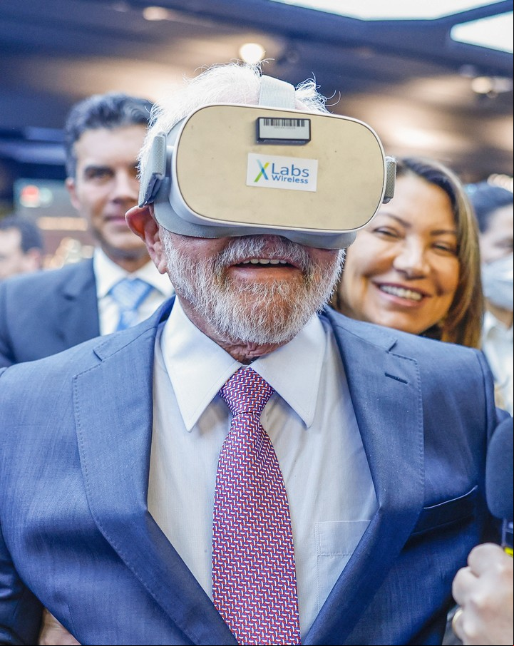 Lula da Silva (con su esposa Rosangela detrás) con anteojos de realidad virtual en la planta de Huawei, en Shanghái, China. Foto: REUTERS
