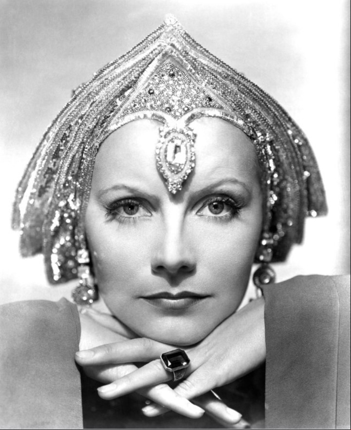 En "Mata Hari" (1931), como la bailarina exótica acusada de espiar para los alemanes durante la Primera Guerra Mundial.