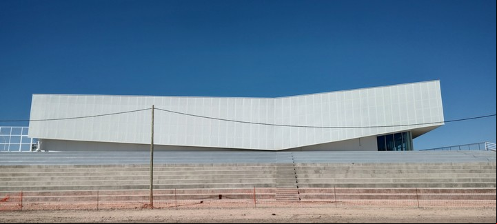 La fachada oeste es ciega para proteger al edificio del sol.