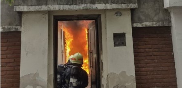 Un incendio en una casa de Villa del Parque obligó a evacuar un geriátrico