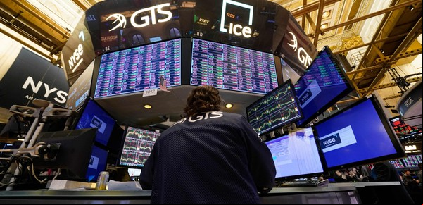 Tras la decisión de Alberto, los bonos argentinos suben más de 3%, pero el dólar contado con liqui supera los $ 440