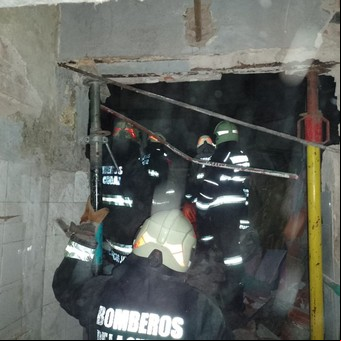 Los detalles del operativo de rescate en la vivienda que se derrumbó en Floresta: alerta roja, perros y decenas de ambulancias