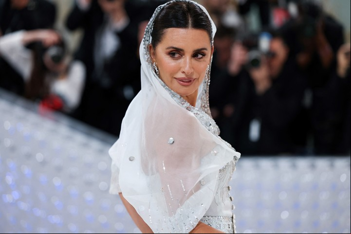 La española Penélope Cruz, con un modelo vintage de Chanel. Reuters
