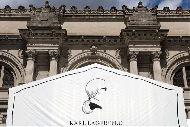 La entrada del evento "Karl Lagerfeld: A Line of Beauty" en el museo MET. Foto: REUTERS/Shannon Stapleton
