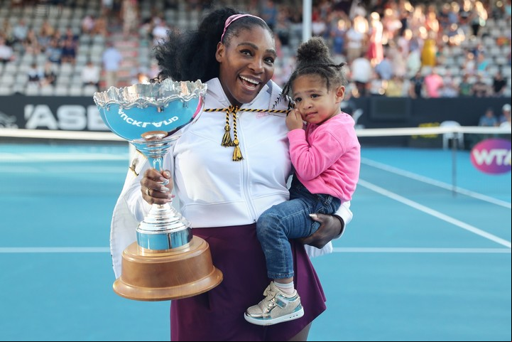 Williams festejando uno de sus títulos junto a su hija. Foto: Harper's Bazaar.