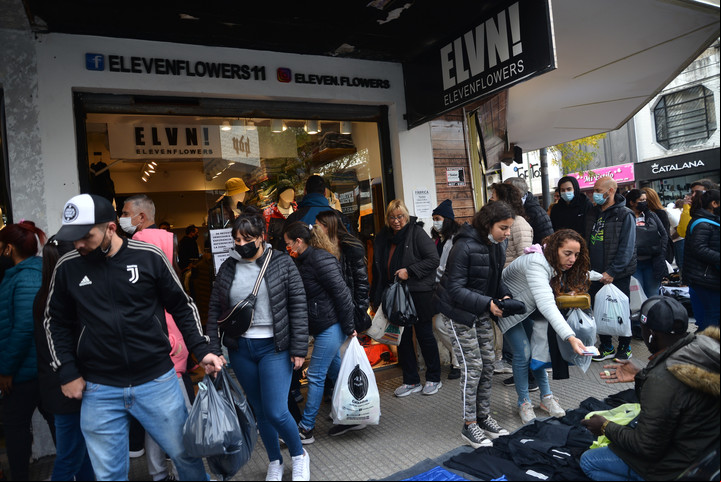 Para quien le resulte abrumador comprar en la avenida Avellaneda por la cantidad de gente, puede optar por hacerlo online. Foto: Federico Imas