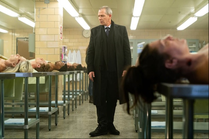 Lammark, un agente del FBI que fue desplazado, observa el resultado de una de las masacres.
