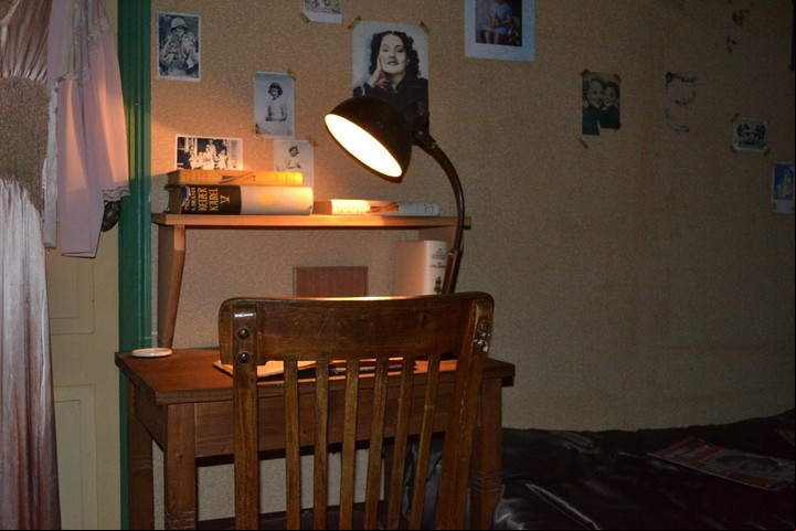 El escritorio de Ana y parte de la réplica de "la casa de atrás" en el Centro Ana Frank Argentina. Foto gentileza.