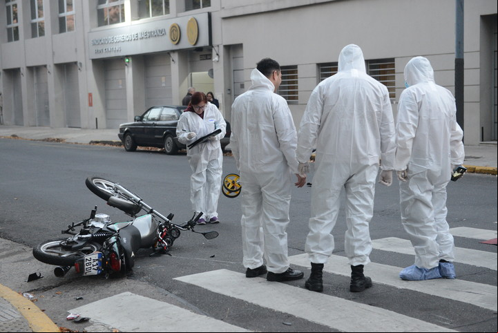 Policía Científica trabaja en Av. Caseros y Maza, tras el choque fatal durante la madrugada. Foto: Luciano Thieberger