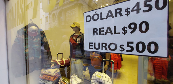 Vueltas que encuentran las empresas para protegerse del salto del dólar y la inflación