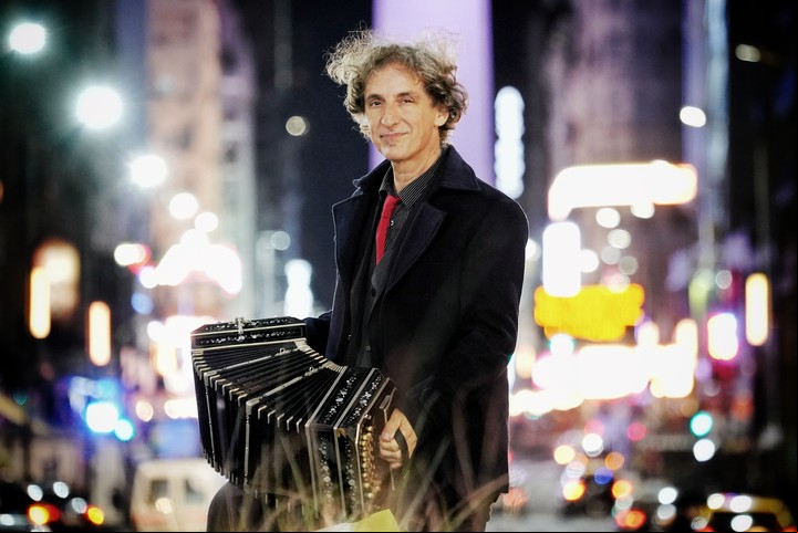 Fernando Samalea, de los parches al fueye y del rock al tango. Foto: Martín Bonetto