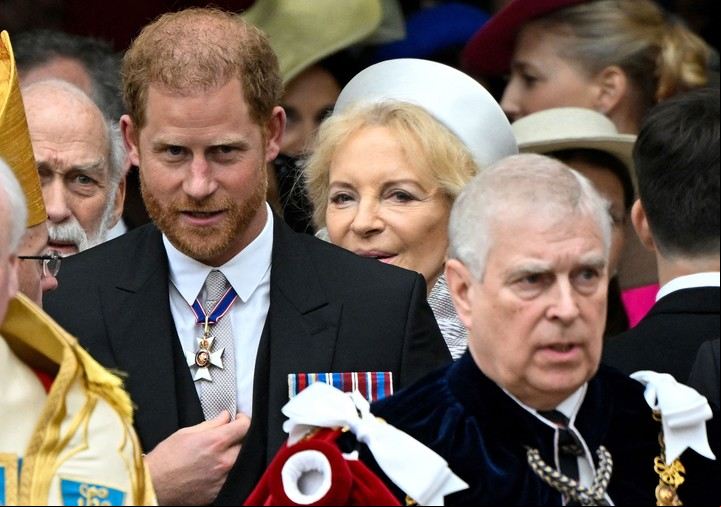 Harry durante la coronación de su padre. Foto: TOBY MELVILLE / AFP)