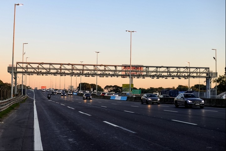 El peaje sin barreras ya funciona en ambas manos de la autopista Illia.