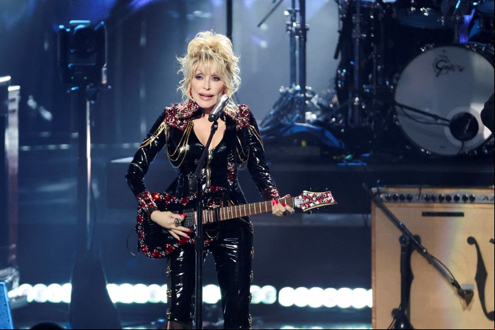 Dolly Parton en vivo en la última edición del Rock & Roll Hall of Fame en Los Angeles, California, 2022. Foto. Reuters