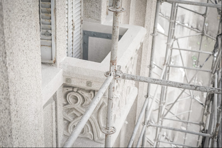 Todos los balcones del edificio tienen una ornamentación diferente. En el interior se alcanza a ver el refuerzo que se les colocó para evitar desprendimientos. Foto: Rafael Mario Quinteros