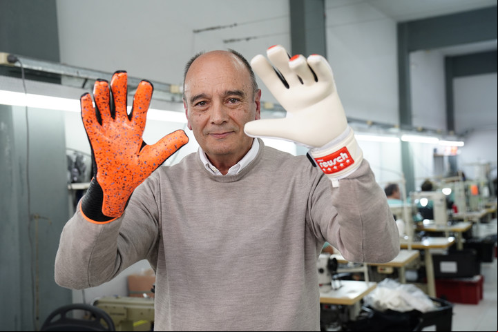 Jorge Monastirsky, el dueño y director de la fábrica de guantes de arquero Reusch.
Foto: Fernando de la Orden