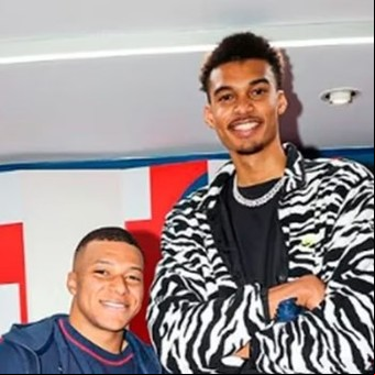 "Qué locura ser así de grande": Mbappé asombrado con la altura de Wembanyama, el nuevo "Alienígena" de la NBA