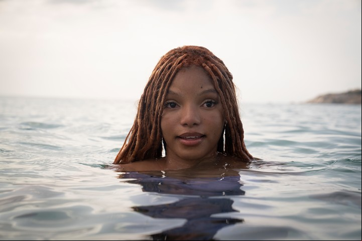 Halle Bailey en la controvertida versión con actores.