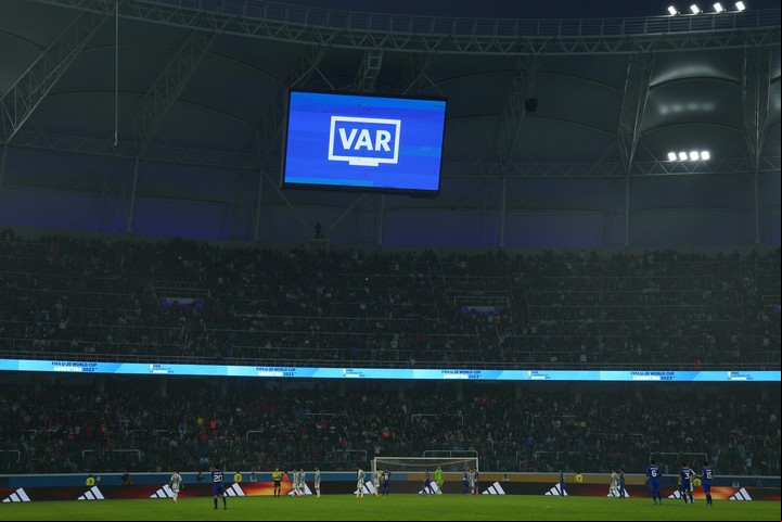El VAR en el centro de la escena, y de la disputa entre árbitros. Foto Juano Tesone