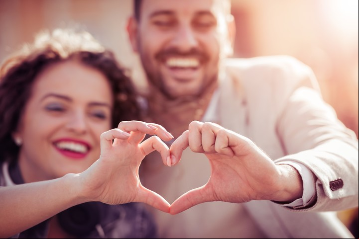 Lanzarse a una relación de pareja casi con cualquiera solamente por nuestro deseo de ser padre o madre es una idea que puede acarrear graves consecuencias. Foto: ilustración Shutterstock.