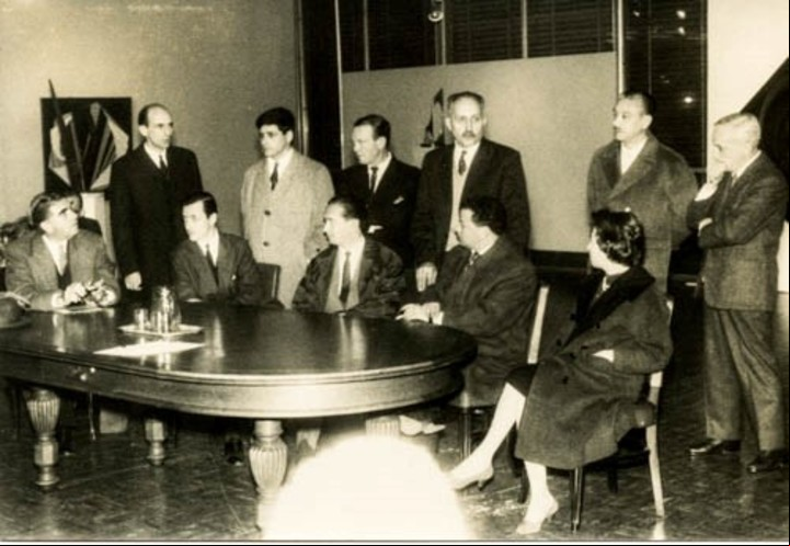 Unidos por la geometría. De izq. a der., Ignacio Pirovano, Eduardo Mac Entyre, Carlos Silva, Miguel Ángel Vidal, María Mortorell, en una mesa redonda en el Museo Nacional de Bellas Artes; de pie: Ary Brizzi, Eduardo Sabelli y Raúl Lozza.