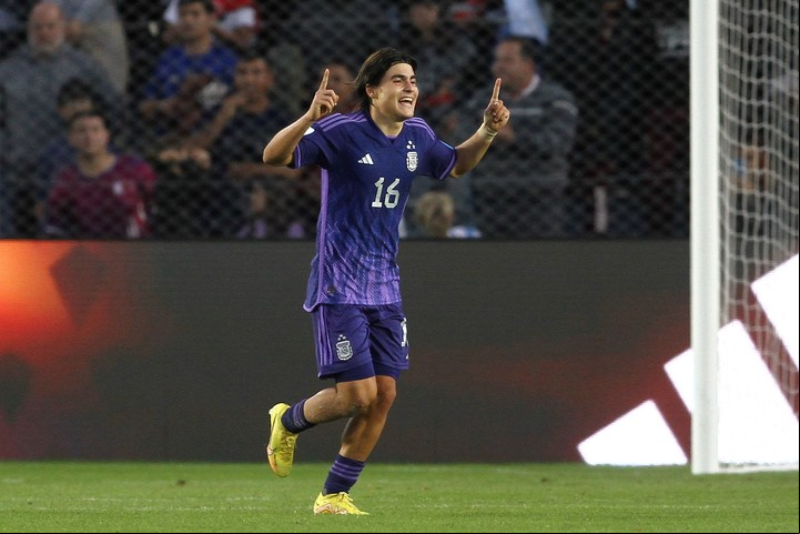 Luka Romero disputó el Mundial Sub-20 con el seleccionado argentino. Ahora está a un paso de sumarse a Milan. Marcos Urisa / EFE.