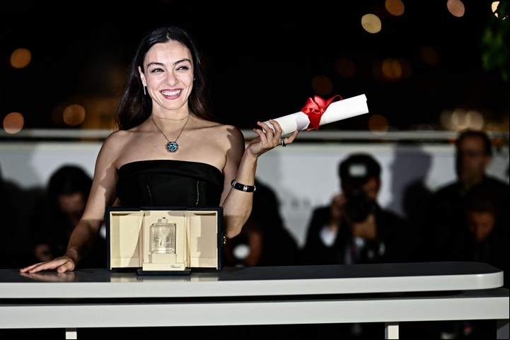 La turca Merve Dizdar, mejor intérprete femenina por "Kuru Otlar Ustune" ("About Dry Grasses"). Foto AFP