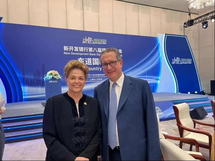 Miguel Pesce se reunió con Dilma Rousseff, jefa del banco de los BRICS. La jugada para aliviar la salida de dólares no prosperaría.