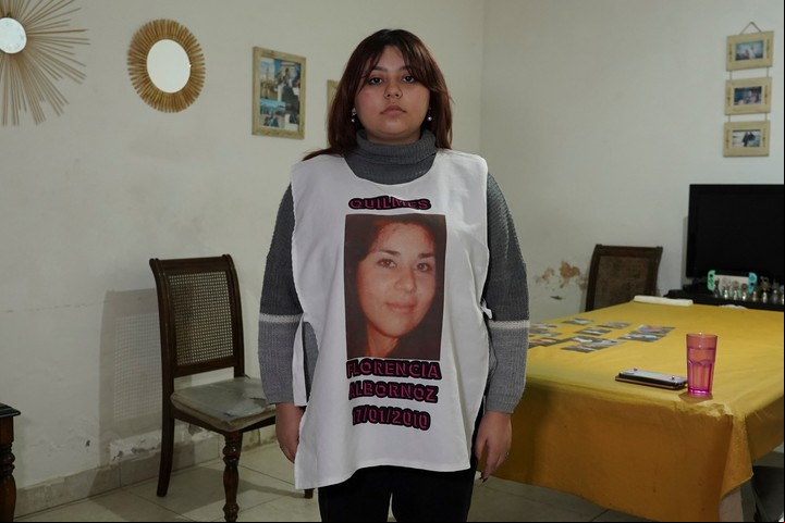 Lara, con la remera que recuerda a su mamá.