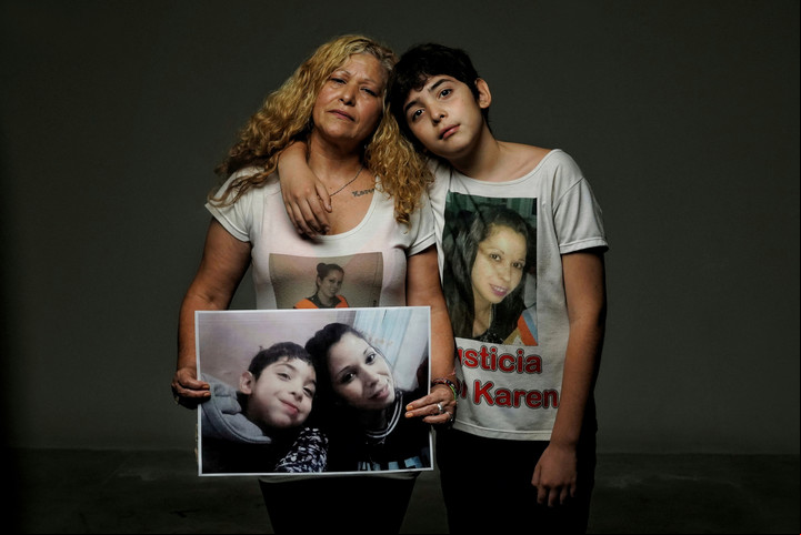 Giovanni con Claudia, su abuela y quien lo cría.
Foto: Martín Bonetto