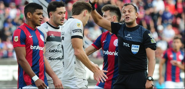 Darío Herrera, otra vez "parado": el árbitro del Superclásico ahora paga por su papel en San Lorenzo vs Colón