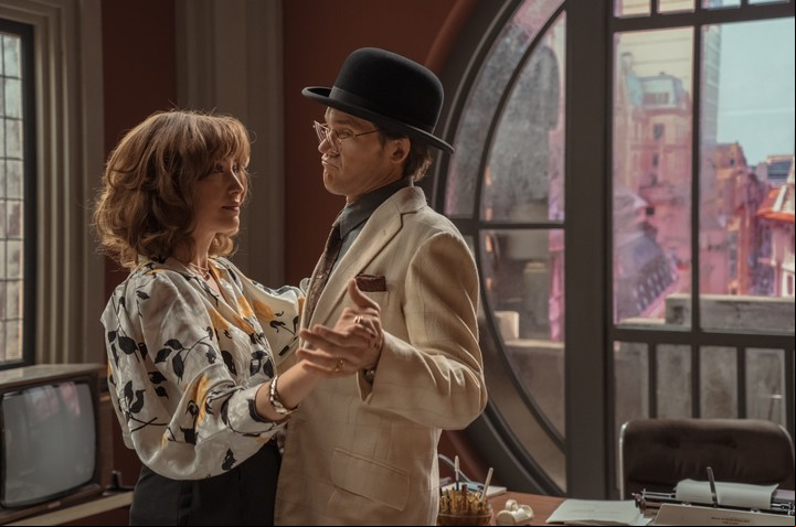 Ethel y Horacio, una pareja de los '80, con el marco del teatro de revistas.