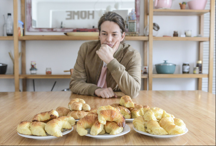 El pastelero Pedro Lambertini en la previa de la cata de medialunas. Foto: Constanza Niscovolos.