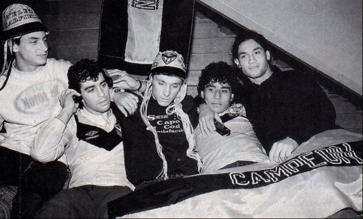 El Gallego Esteban González escucha por radio el partido entre Independiente y Belgrano. Esperan noticias Mariano Armentano, Christian Bassedas, Omar Asad y José Oscar Flores.