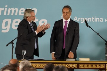 El dilema K: Daniel Scioli rechaza negociar para bajarse y Alberto Fernández avisó que "no lo controla"