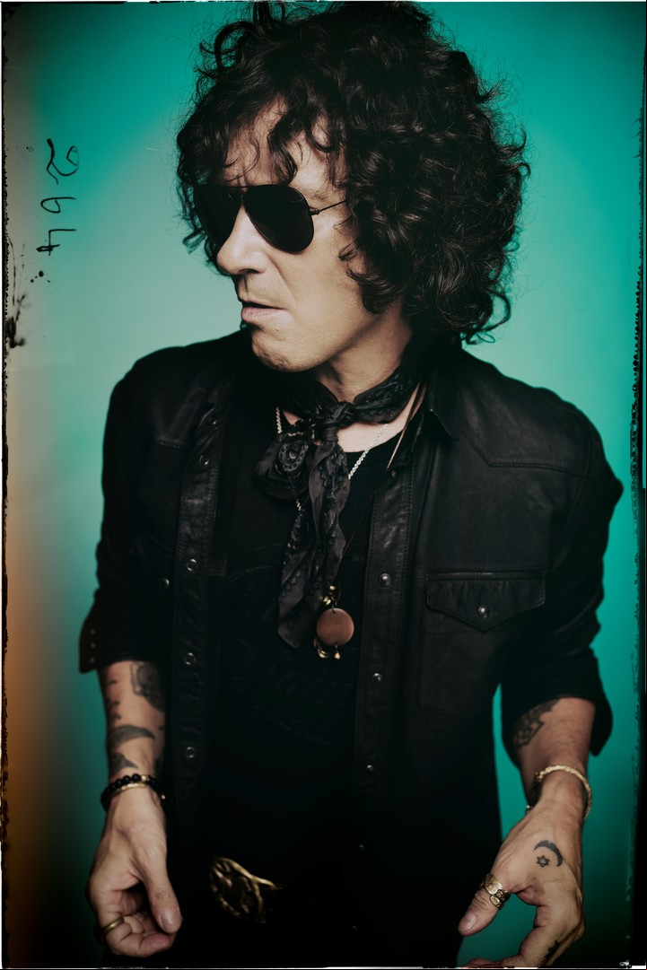 Enrique Bunbury consiguió superar sus problemas de garganta. Volvió a grabar y vuelve con las giras. Foto de prensa.