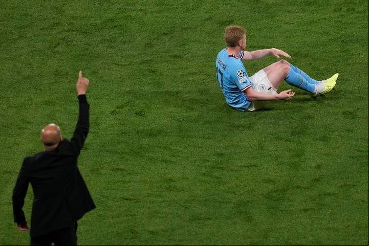 Kevin De Bruyne y Pep Guardiola, al momento de la lesión del jugador belga. Foto AP Photo/Thanassis Stavrakis
