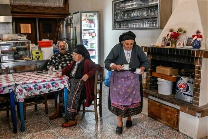 El bar que dirige Anna Lentakis en el pueblo (AFP).