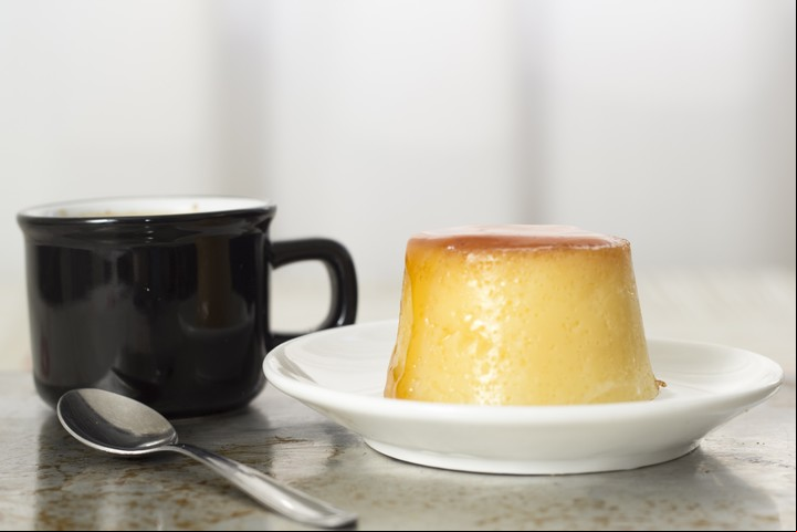 Flan en taza. Foto: Shutterstock