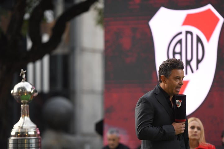 El Muñeco en su despedida de River, el día que inauguraron su estatua en el Monumental.