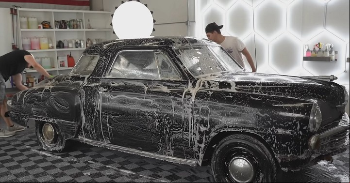 Después de la profunda limpieza a la que fue sometido, indudablemente este Studebaker cambió su apariencia (autoevolution.com).
