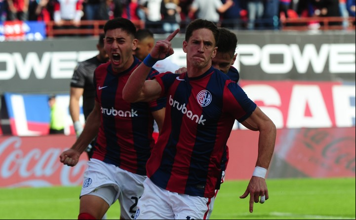 Vombergar jugó pocas veces en su puesto de 9 de área, pero igual rindió al costado derecho. Foto: Marcelo Carroll