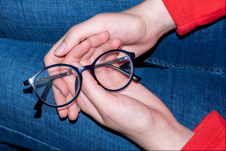 Usar anteojos sin prescriión o mal indicados puede desencadenar problemas. Foto Shutterstock.