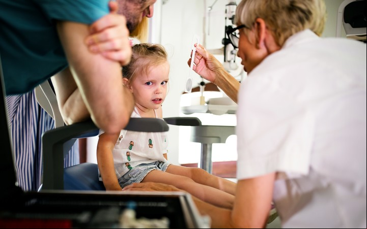 "Aprender a mirar" es una de las actividades más importantes que realizan los niños en las primeras semanas de vida. Foto Shutterstock.
